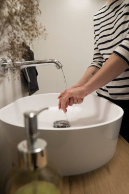 COVID-19 Coronavirüs. Kadın ellerini köpük sabun ve sıcak suyla yıkıyor. Hijyen, koronavirüsü önlemek. Corona Virüsü sık sık ellerini temizleyerek salgın hastalıktan korunuyor..