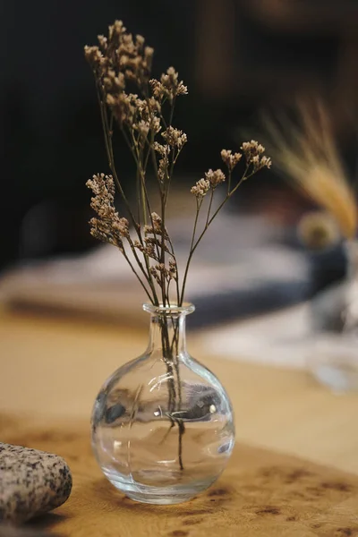 Masadaki cam vazoda bir buket. Yakın çekim..