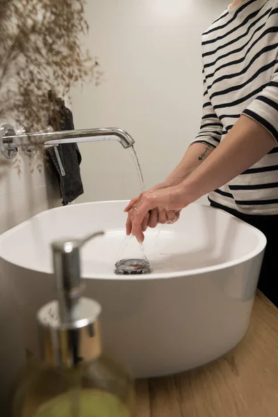 Covid Coronavirus Mujer Lavándose Las Manos Con Jabón Espuma Agua —  Fotos de Stock