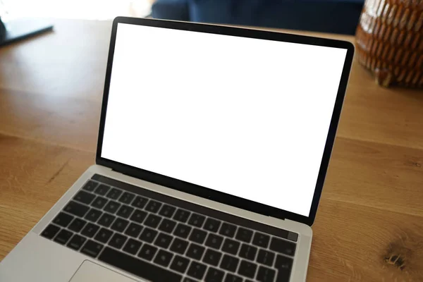 Dizüstü bilgisayarla çalışıyorum. Masaüstü ve dizüstü bilgisayar beyaz ekranlı ahşap masada. Arka planda yeşil bitki var. Web tasarımı için bir model. Kapat..