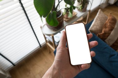 Cep telefonuyla çalışıyorum. Fotoğraf çekiyorum. Beyaz ekranlı telefon. Bulanık arkaplan. Mobil tasarım için model. Kapat..