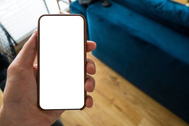 Cep telefonuyla çalışıyorum. Fotoğraf çekiyorum. Beyaz ekranlı telefon. Bulanık arkaplan. Mobil tasarım için model. Kapat..