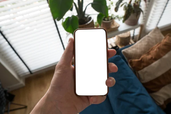 Cep telefonuyla çalışıyorum. Fotoğraf çekiyorum. Beyaz ekranlı telefon. Bulanık arkaplan. Mobil tasarım için model. Kapat..