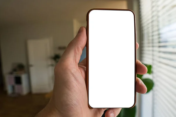 Cep telefonuyla çalışıyorum. Fotoğraf çekiyorum. Beyaz ekranlı telefon. Bulanık arkaplan. Mobil tasarım için model. Kapat..
