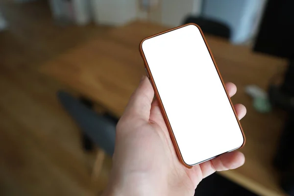 Cep telefonuyla çalışıyorum. Fotoğraf çekiyorum. Beyaz ekranlı telefon. Bulanık arkaplan. Mobil tasarım için model. Kapat..
