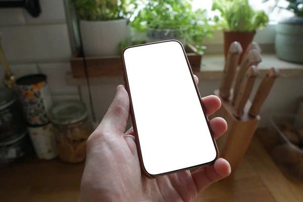 Cep telefonuyla çalışıyorum. Fotoğraf çekiyorum. Beyaz ekranlı telefon. Bulanık arkaplan. Mobil tasarım için model. Kapat..