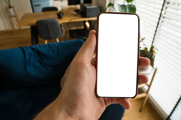 Cep telefonuyla çalışıyorum. Fotoğraf çekiyorum. Beyaz ekranlı telefon. Bulanık arkaplan. Mobil tasarım için model. Kapat..