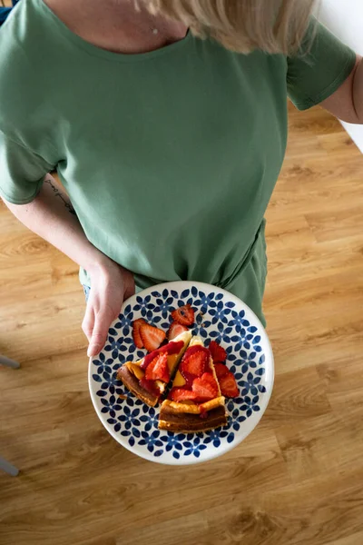 Renkli tabakta taze çilek ve çilek soslu cheesecake. Tatlı nefis..