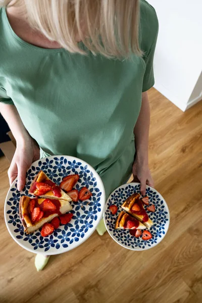 Renkli tabakta taze çilek ve çilek soslu cheesecake. Tatlı nefis..
