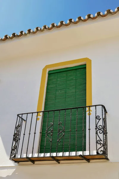Balcón Con Persianas Verdes Estilo Andaluz — Foto de Stock