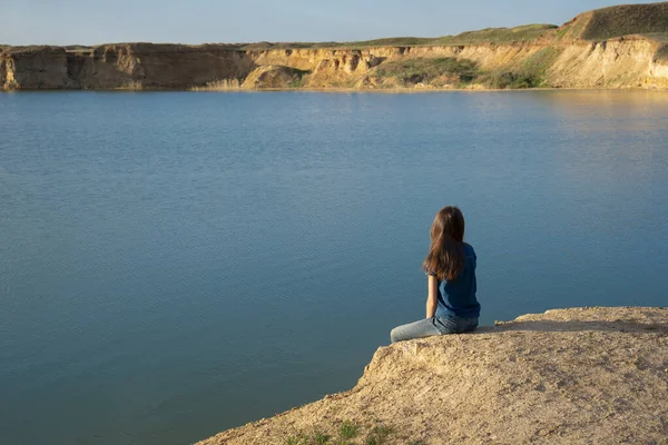 Mädchen Sitzt Einem Sonnigen Sommertag Ufer Eines Blauen Sees — Stockfoto