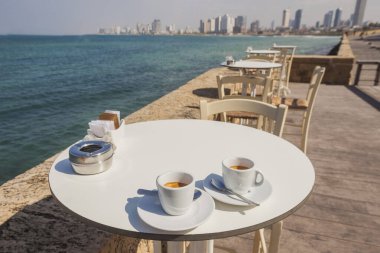 İsrail, Tel Aviv 'deki eski Jaffa şehrinde sabah kahvesi.