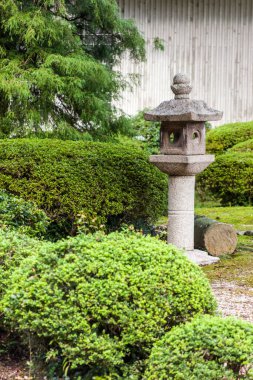 Japon bahçesinden bir parça. Taş fener ve çalılar