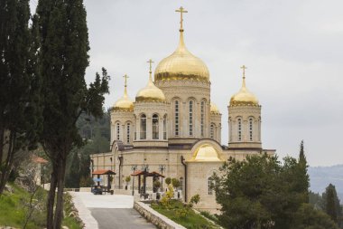 Rus topraklarındaki tüm azizlerin kilisesi Rus Ortodoks Gornensky 'i aydınlatmış. 