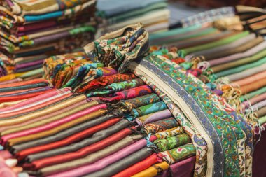 Bir Türk pazarında tezgahın üzerinde renkli kumaşlar