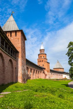Novgorod Kremlin 'in eski kuleleri, Rusya