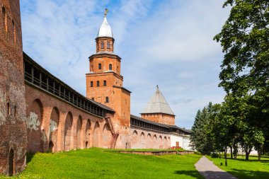 Novgorod Kremlin 'in eski kuleleri, Rusya