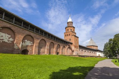 Novgorod Kremlin 'in eski kuleleri, Rusya