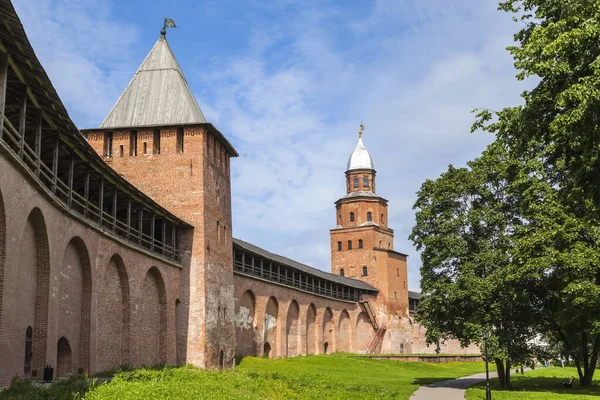 Novgorod Kremlin 'in eski kuleleri, Rusya