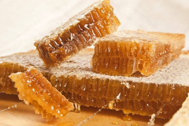 Tatlı bal peteği dilimleri