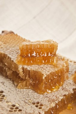 Tatlı bal peteği dilimleri