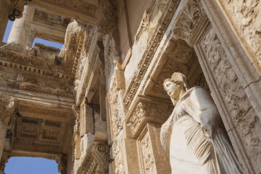 Efes 'teki Celsus kütüphanesi ve heykeli Türkiye' nin İzmir kentindeki bulutlu gökyüzünde harabe haline geldi.