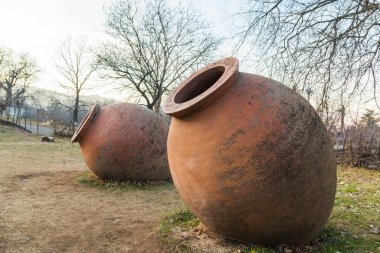 Eski Kvevri, geleneksel şarap kadehi.