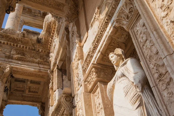 Celsus Bibliotheek Beeldhouwkunst Efeze Oude Stad Ruïnes Bewolkte Hemel Izmir — Stockfoto