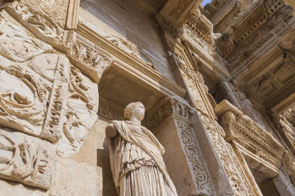 Celsus Bibliotheek Beeldhouwkunst Efeze Oude Stad Ruïnes Bewolkte Hemel Izmir — Stockfoto