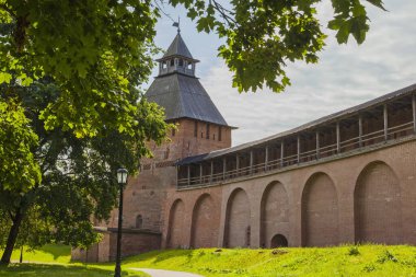 Novgorod Kremlin 'in Duvarları ve Kuleleri