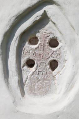 Kilisenin duvarında yazılı olan eski bir haç. 