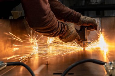 Dükkandaki üretim fabrikasındaki metal yapıların kaynaklanması