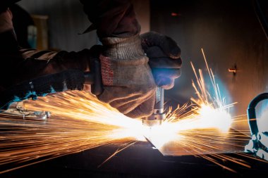 Dükkandaki üretim fabrikasındaki metal yapıların kaynaklanması