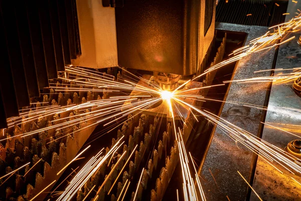 Corte Por Láser Metal Con Salpicaduras Fuego Taller Producción Fábrica —  Fotos de Stock