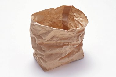 Beyaz arka plan üzerinde izole kırık kağıt torba