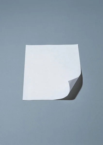 Kavramı Gri Arka Plan Üzerinde Boş Beyaz Kağıt — Stok fotoğraf