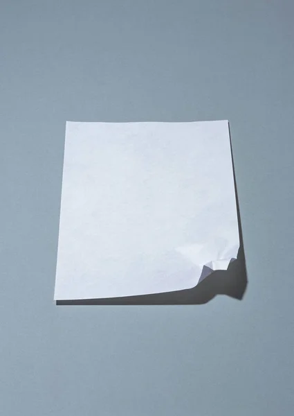 Kavramı Gri Arka Plan Üzerinde Boş Beyaz Kağıt — Stok fotoğraf