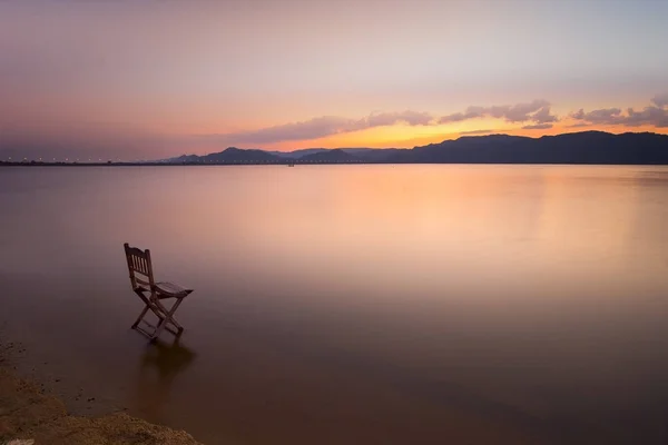 Yalnız Sandalye Ile Güzel Gün Batımı — Stok fotoğraf