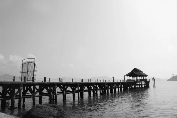 Bianco Nero Spiaggia Con Vecchio Pontile Perak Malesia — Foto Stock