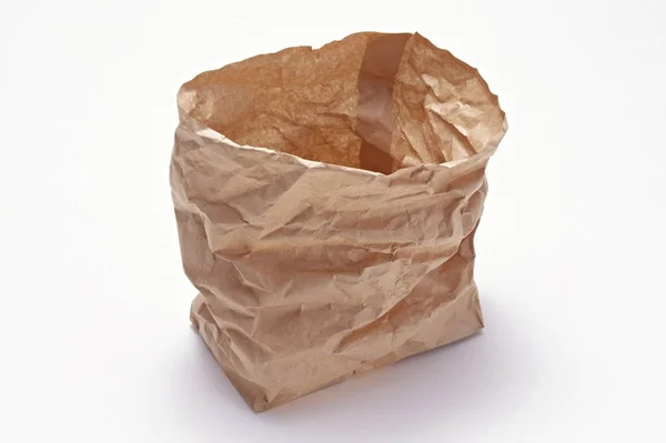 Beyaz arka plan üzerinde izole kırık kağıt torba