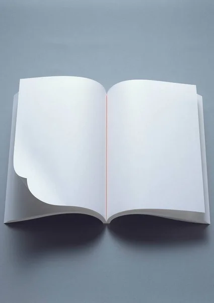 白紙のメモ帳と灰色の背景に紙 — ストック写真