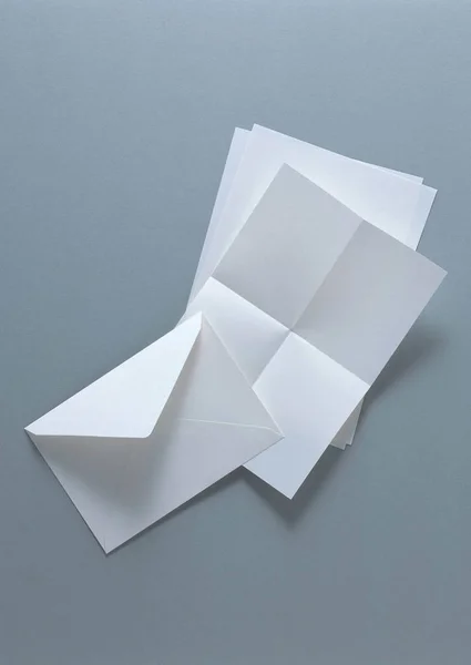 白紙のメモ帳と灰色の背景に紙 — ストック写真