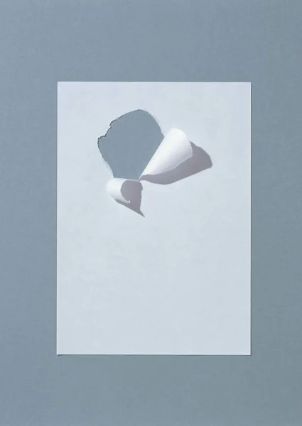 boş not defteri ve gri arka plan üzerinde kağıt