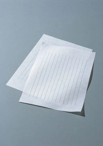 boş not defteri ve gri arka plan üzerinde kağıt