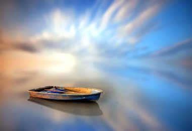 güzel gün batımı. Mavi gökyüzü. uzun pozlama