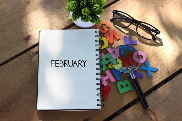 Şubat yazılı iş kavramı üstten görünüm dizüstü bilgisayarı