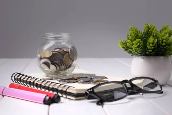 cam kavanoz kavramı tasarruf - para olduğunu