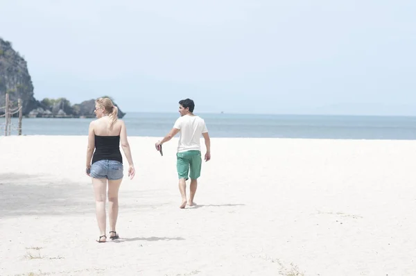 Para Spacerująca Plaży — Zdjęcie stockowe