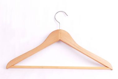 ahşap askı üzerinde beyaz bckround izole