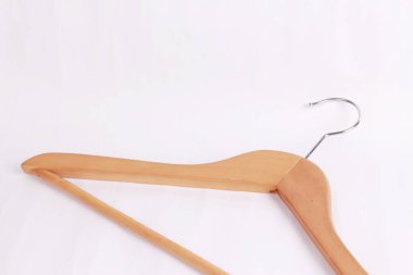 ahşap askı üzerinde beyaz bckround izole